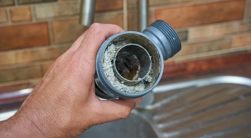 Drain obstrué à Lachenaie par accumulation de graisses